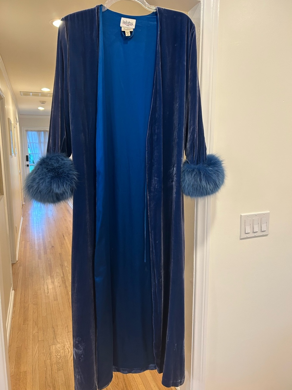 VTG lejaby Paris X
Nieman Marcus Silk
Velvet Robe, Old Hollywood Glamour, Medium - Picture 2 of 16